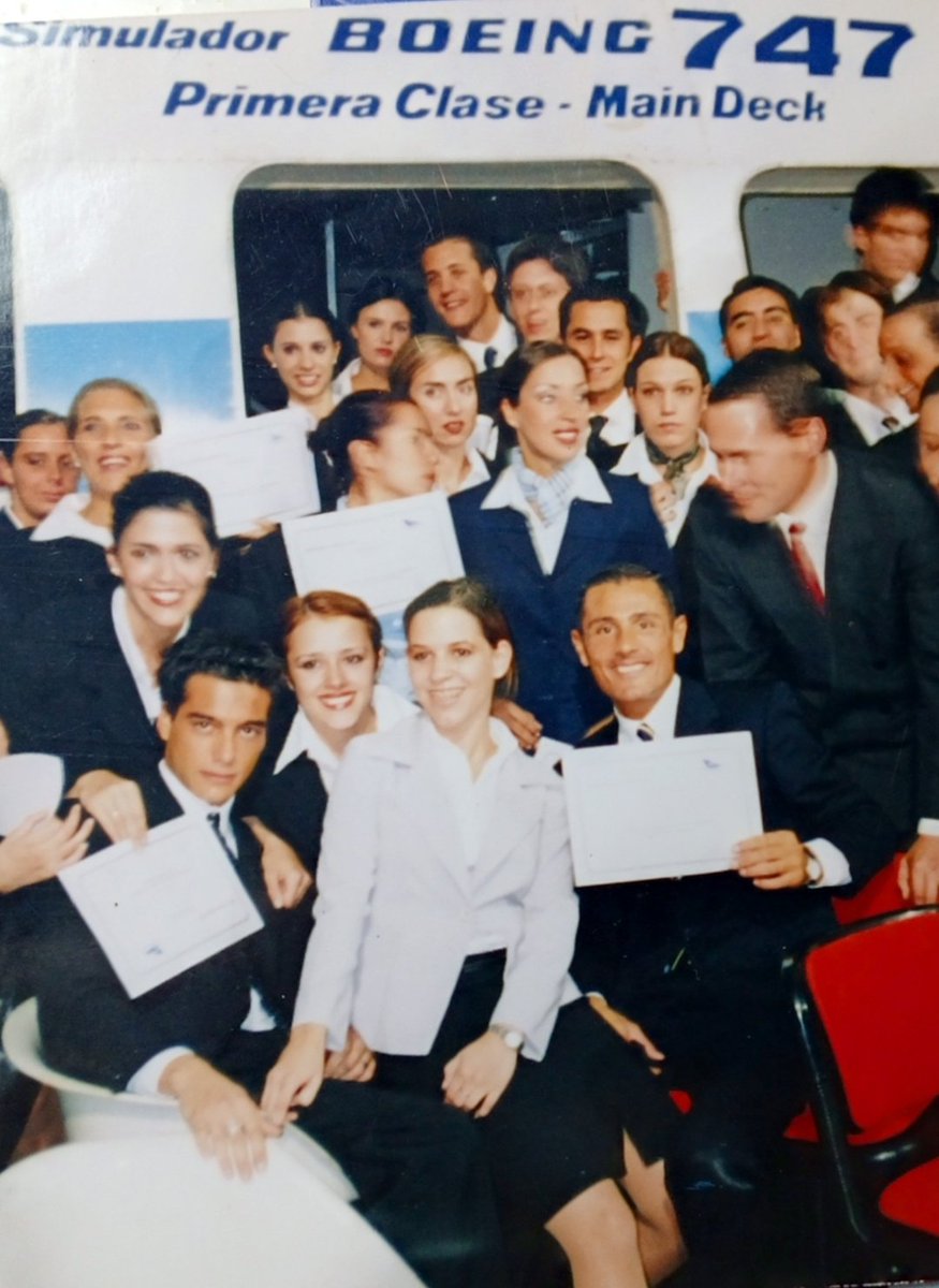 HugoTrusso's tweet image. Gracias @CFKArgentina #Cristina y @AliciaCastroAR.
Año 2003 @Aerolineas_AR @FuerzaAerea_Arg y @Aeronavegantes me certificaban como Tripulante de Cabina - #CabinCrew 🇦🇷