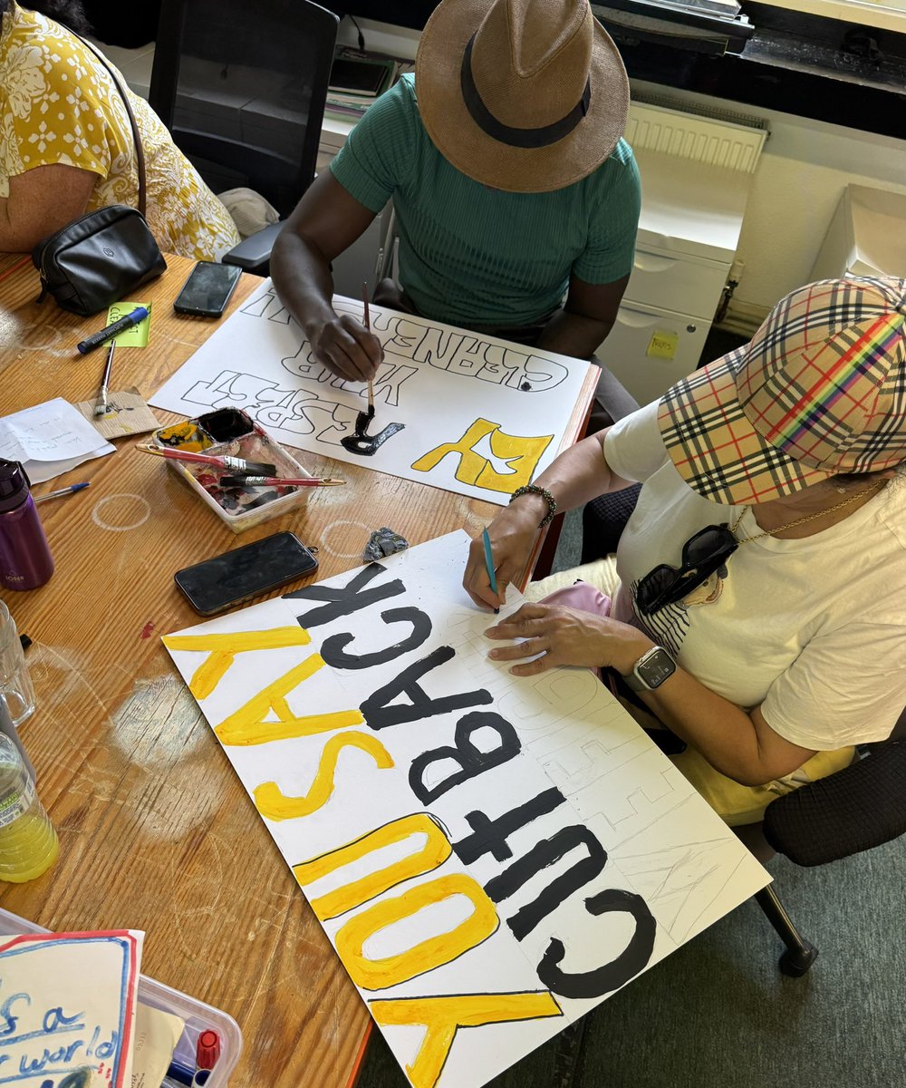 1/ Support migrant cleaners who are fighting against job cuts and exploitation <a href="/EYnews/">EY</a> 
Management have been filming them when delivering campaign leaflets outside their workplace as a way to try to intimidate them, but workers are determined to fight back!✊🏽