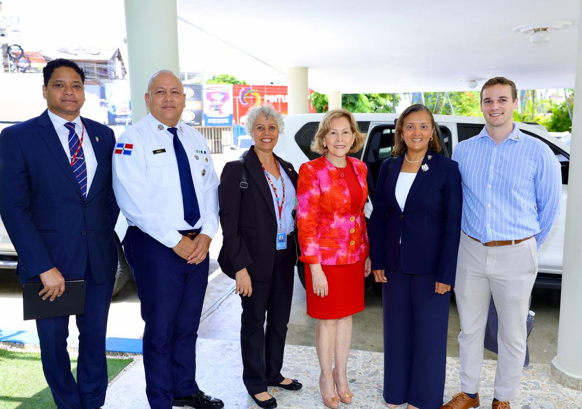 Gracias a <a href="/PoliturRD/">Dirección Central de la Policía de Turísmo</a> por la excelente colaboración con Canadá para garantizar la seguridad de los canadienses en toda la República Dominicana. 🇨🇦🤝🇩🇴