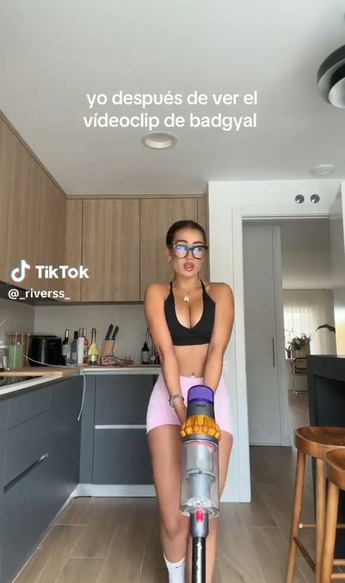 -Roro saca un libro de cocina: "HA VUELTO EL FRANQUISMO😱, MALDITA NАZI🤬, FOMENTA LA IDEA DE QUE LA MUJER SIRVE AL HOMBRE😭"

-Rivers hipersexualizada pasando la aspiradora como una ama de casa pоrnо: "DILO REINA 💅🏻  QUE RABIEN 👑 TIENE 2 CARRERAS"

Nunca es el que, sino quién.