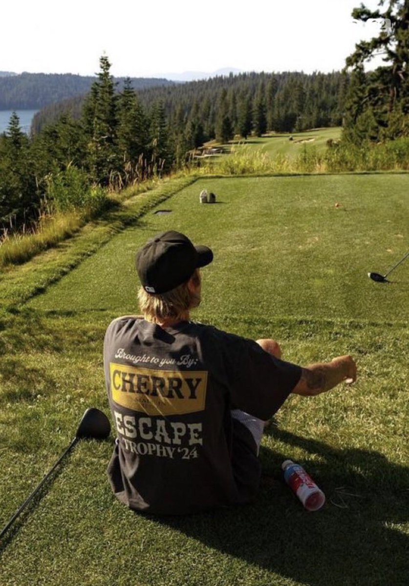 feelsbieberhode's tweet image. ai lembrei do dia q o justin saiu c blusa da cherry (marca d roupa do joe, amigo dele e da hailey) e a hailey resolveu postar pequena cereja (cherry) crescendo na minha barriga e a gente fanficou q o jack era menina e se chamava cherry blossom KKKKKKKKKKK