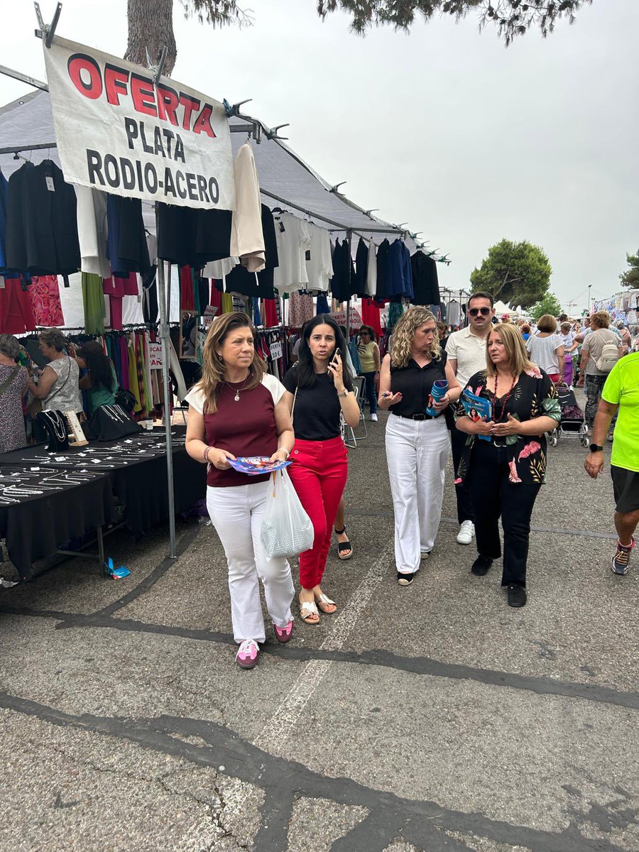 Hoy, en el mercadillo municipal de San Sebastián de los Reyes, dentro de la campaña #2AñosConMásGANAS, hemos compartido con vecinos y comerciantes los logros del equipo de gobierno local y del Gobierno de la Comunidad de Madrid. 

Gestión, cercanía y compromiso. 🛍️🤝