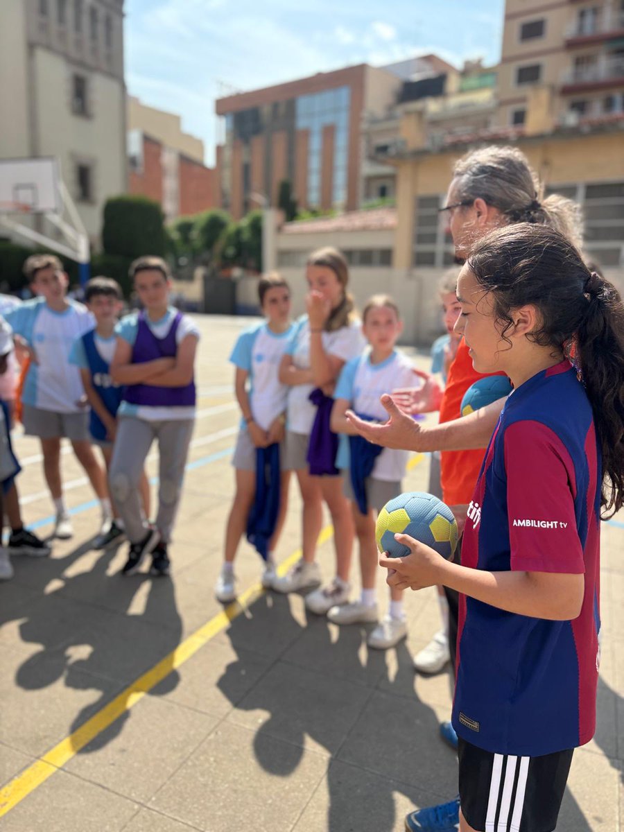 carmelitestgn's tweet image. #EPRI L'alumnat de 6è ha gaudit de dues sessions d'handbol a càrrec de l'Adrià Garcia-Borés Godia (ex-alumne), jugador de l'Handbol IAMF i l'Iban Garcia-Borés Comas, entrenador del mateix equip.
Així han pogut aprendre elements tècnics i tàctics. #aprenemfent #viucarmelites