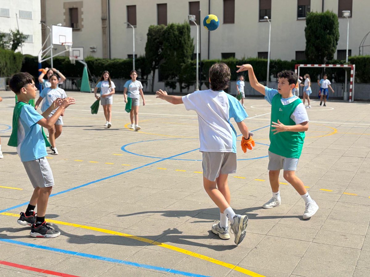 carmelitestgn's tweet image. #EPRI L'alumnat de 6è ha gaudit de dues sessions d'handbol a càrrec de l'Adrià Garcia-Borés Godia (ex-alumne), jugador de l'Handbol IAMF i l'Iban Garcia-Borés Comas, entrenador del mateix equip.
Així han pogut aprendre elements tècnics i tàctics. #aprenemfent #viucarmelites