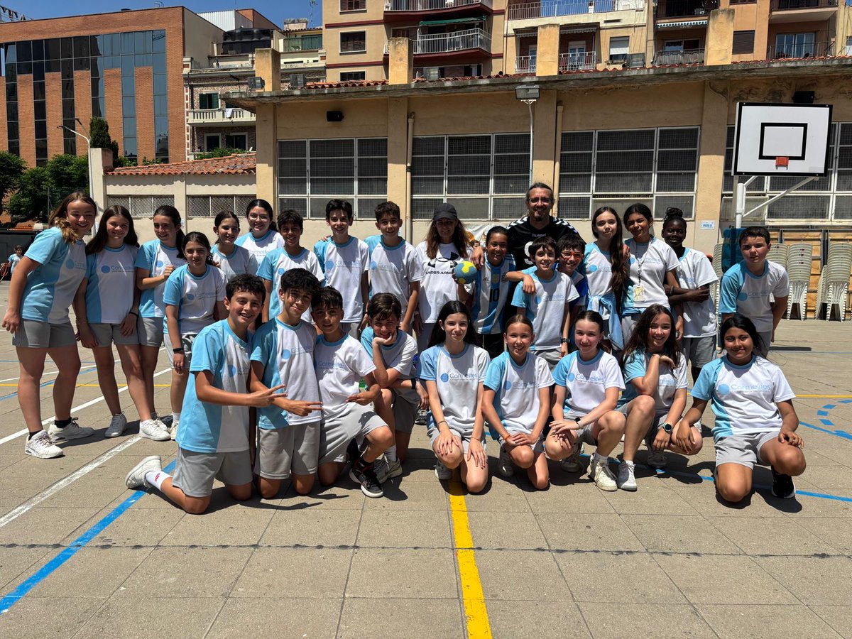 carmelitestgn's tweet image. #EPRI L'alumnat de 6è ha gaudit de dues sessions d'handbol a càrrec de l'Adrià Garcia-Borés Godia (ex-alumne), jugador de l'Handbol IAMF i l'Iban Garcia-Borés Comas, entrenador del mateix equip.
Així han pogut aprendre elements tècnics i tàctics. #aprenemfent #viucarmelites