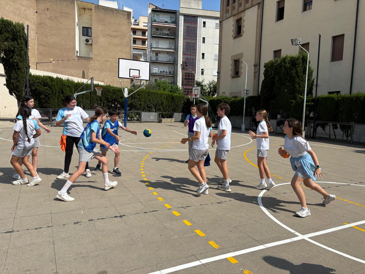 carmelitestgn's tweet image. #EPRI L'alumnat de 6è ha gaudit de dues sessions d'handbol a càrrec de l'Adrià Garcia-Borés Godia (ex-alumne), jugador de l'Handbol IAMF i l'Iban Garcia-Borés Comas, entrenador del mateix equip.
Així han pogut aprendre elements tècnics i tàctics. #aprenemfent #viucarmelites