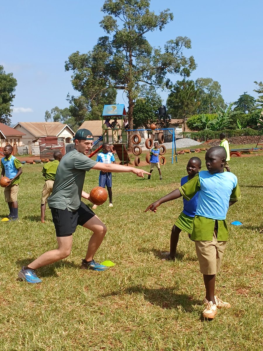 SimbaGaa's tweet image. What another beautiful day! We had a great time with the UCD students, learning in class and then hitting the outdoors for some GAA practice. We're so grateful for the awesome work the UCD volunteers are doing here in Uganda!