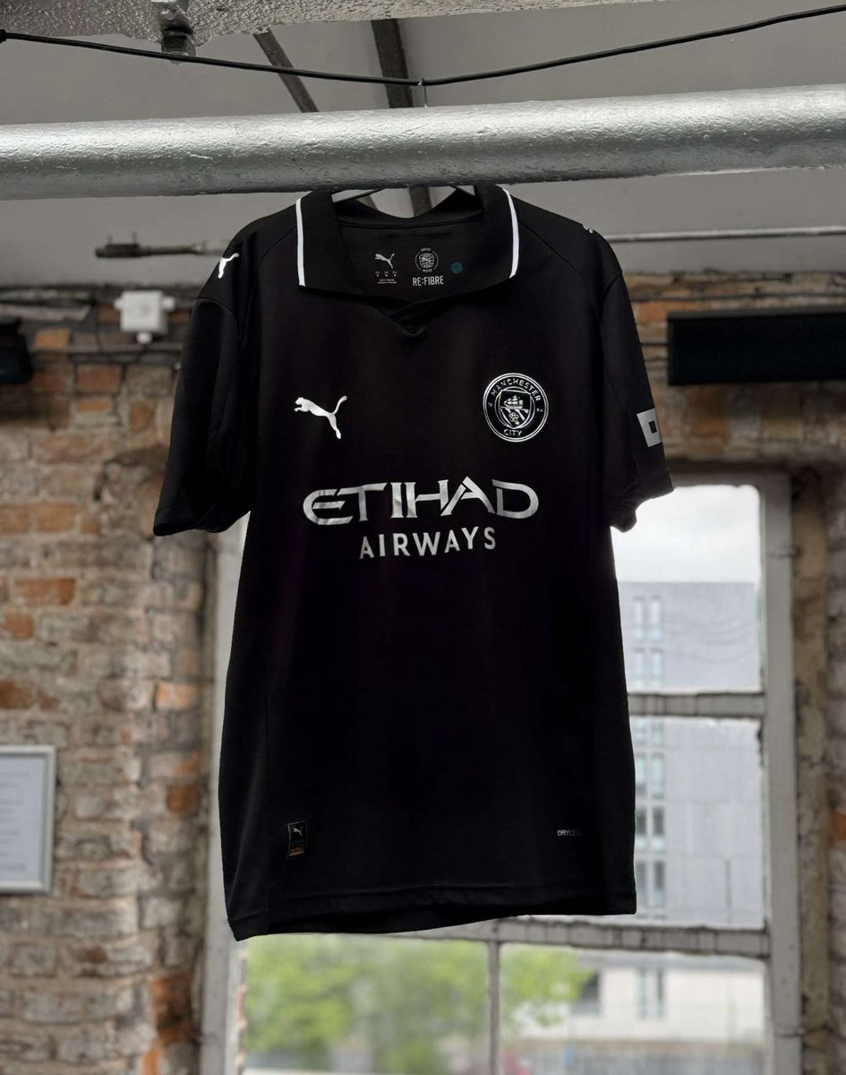 The away kit is so sexy man