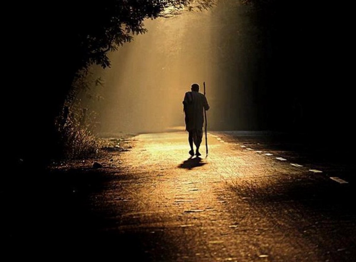 Çok erken geçtik hayattan. Çok çabuk yorulduk. Oysa henüz yarısına bile gelmedik yaşamın.
Her şeyi çok iyi anlamanın,
her şeyin boş olduğunu bilmenin verdiği yorgunluk bu.
Erken yorulduk, genç ihtiyarladık…