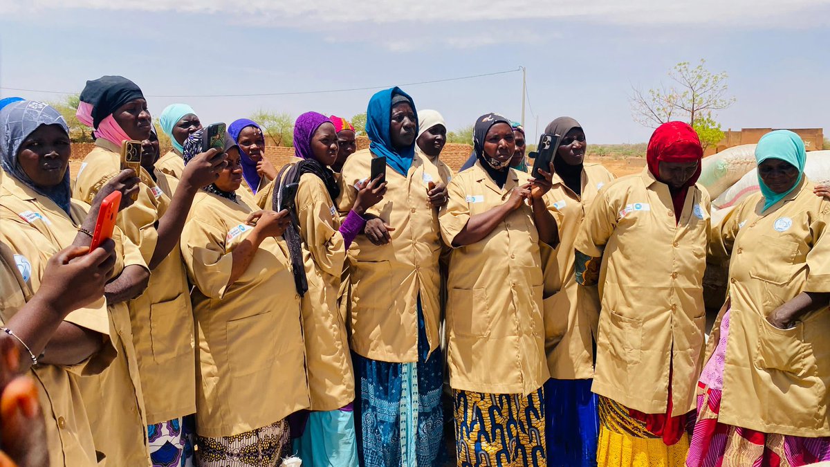 🎉 𝗥𝗲𝗺𝗶𝘀𝗲 𝗱𝗲 𝗺𝗮𝘁𝗲́𝗿𝗶𝗲𝗹 𝗮𝘂𝘅 𝗳𝗲𝗺𝗺𝗲𝘀 𝗽𝗼𝘂𝗿 𝗹𝗲 𝗹𝗮𝗻𝗰𝗲𝗺𝗲𝗻𝘁 𝗱𝗲𝘀 𝗔𝗚𝗥 ! 🎉

Dans le cadre du projet de participation politique, nous avons procédé à la dotation de matériel à 15 groupements féminins situés dans les communes de Liboré, Say,