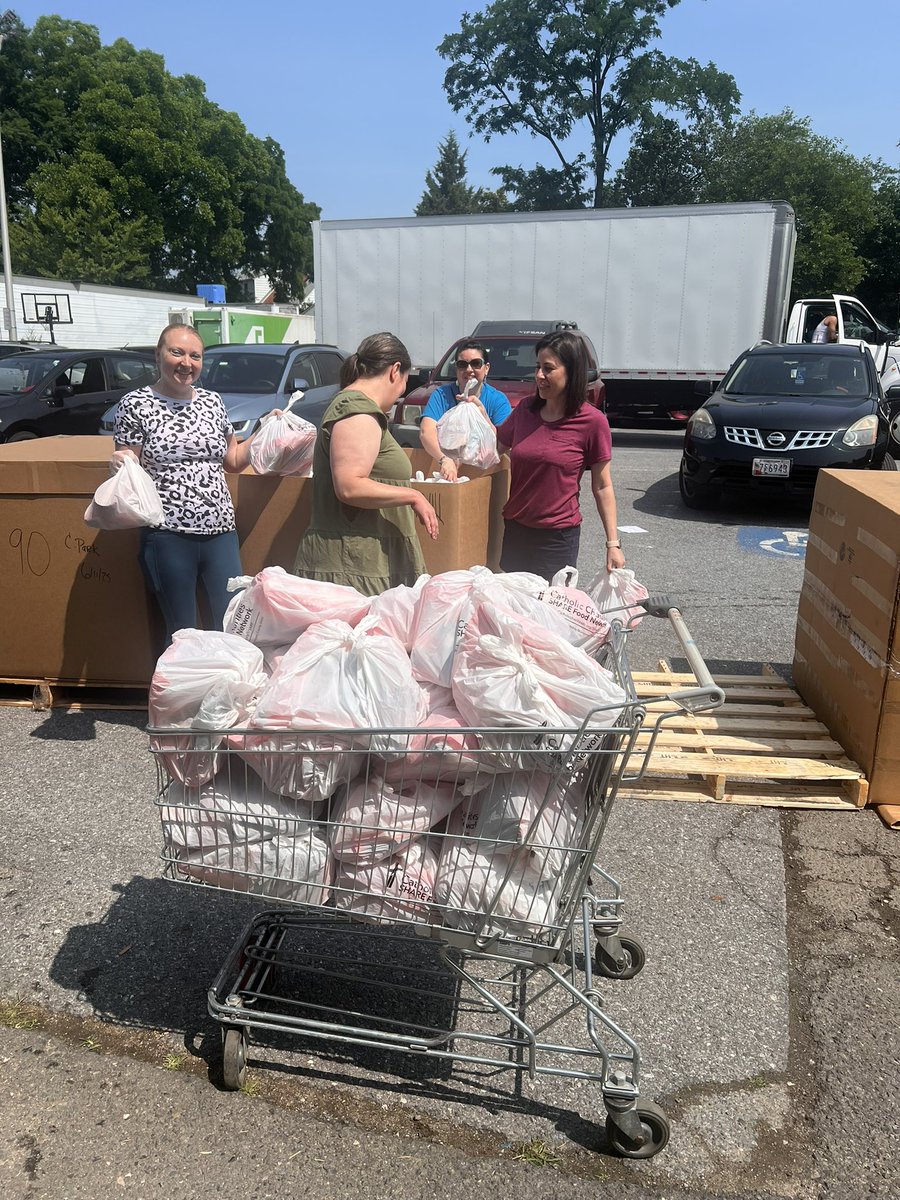 JacksonRdCSL's tweet image. Thanks to Clifton Park Baptist Church for hosting us today at their Hub (and putting us to work!) 💪@velasquez_mcps @JacksonRoadAP @CSconnect_MCPS