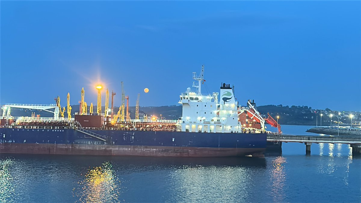 Luna roja ayer desde los pantalanes de Repsol