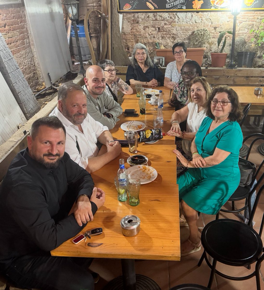 Con <a href="/LibertoMSO/">Liberto Senderos Oliva</a> y nuestros coordinadores de <a href="/VOX_CiutatVella/">VOX_CiutatVella</a> visitando el barrio del #Raval.

🗣 Sus vecinos, condenados a sufrir la delincuencia extrema, el incivismo, la decadencia, la pérdida de identidad y la inmigración ilegal descontrolada.