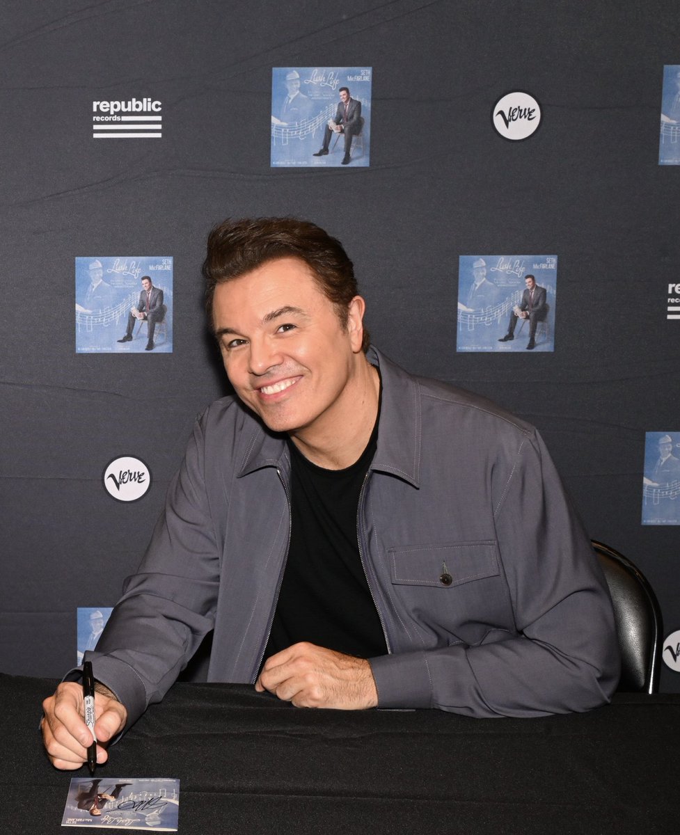 GorgYuh's tweet image. I GOT TO MEET HIMMM.
Thank you Seth!! I’m drafting up a fan letter at this moment, expect fan art of The Orville too. 💕