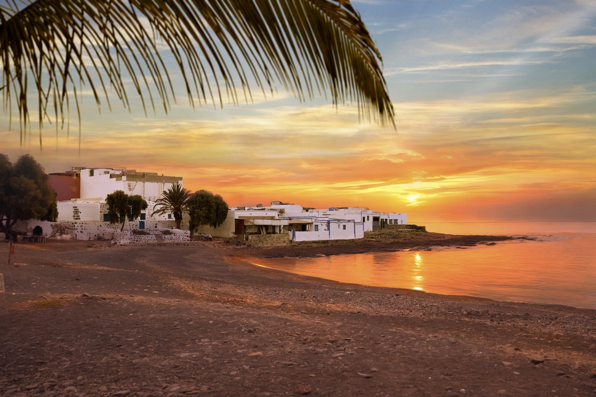 📍 Puerto Lajas es un pequeño núcleo marinero en la costa de sotavento, conocido por su playa de callaos, su tradición pesquera y la tranquilidad que lo rodea. 🌅A primera o última hora del día, el cielo regala momentos como este, en los que el paisaje cobra un color especial.