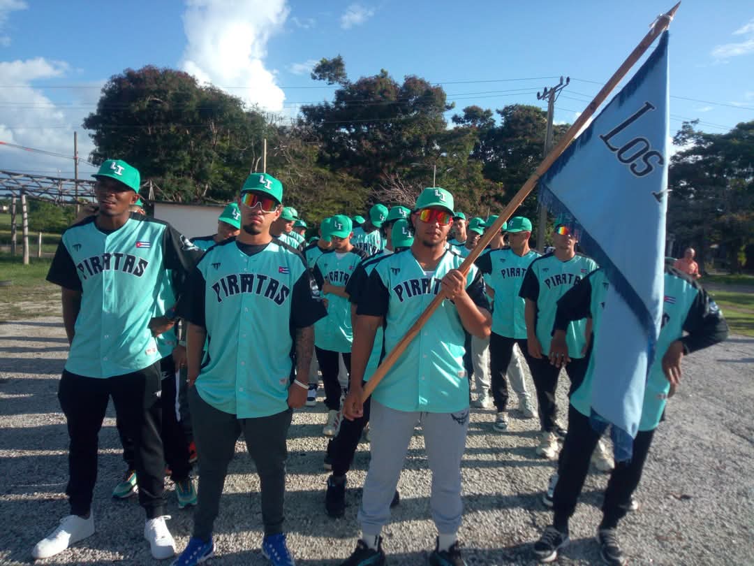 En el día de hoy fue abanderado el equipo Sub-23 de besibol de la #IslaDeLaJuventud que participará en su torneo nacional. Éxitos muchachos. #SentirPinero #Cuba