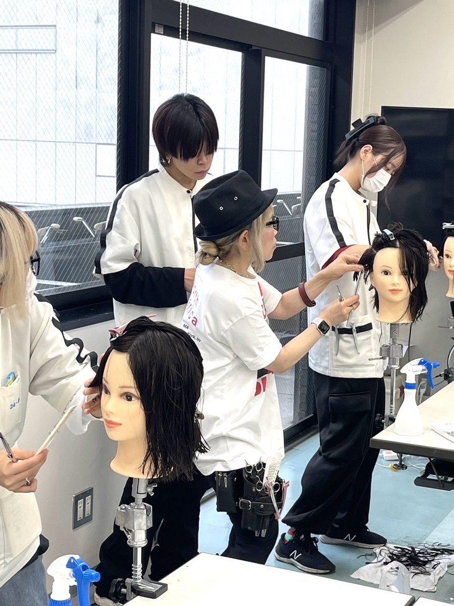 ROOTS_hairmake's tweet photo. 2025年6月12日木曜日9:27
東京🗼渋谷は晴れ☀️23℃

#ROOTS加藤孝子　が母校　#高山美容専門学校　の講師で訪れました。

未来の美容業界を担う学生たちに向けて心に届くような教え方を目指して準備を進めたいと思います。伝える側としても成長です！

#ROOTS
#ルーツ
#渋谷
#渋谷美容院roots
#美容学生 https://t.co/Vd8X95OiSu