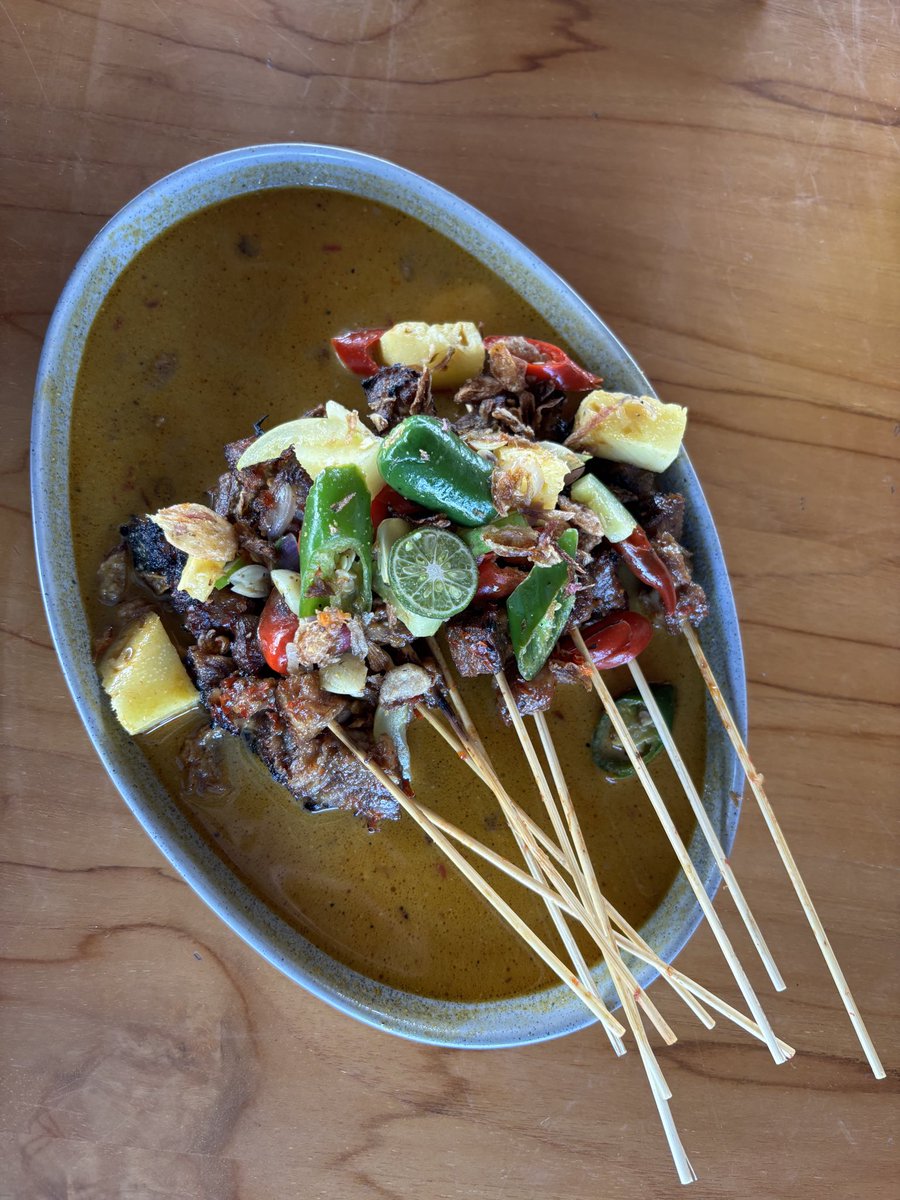 Cheesyberry11's tweet photo. trying all these fushion resto. menu nya campuran antara indonesian and western. i loved the sate kronyos. sate daging sapi mix lemak disiram kuah gulai. satenya ga dibakar tapi kaya daging dalam gulai ditorch jadi ada rasa smoky nya.

📍lenirra resto https://t.co/gSb91qPsnZ
