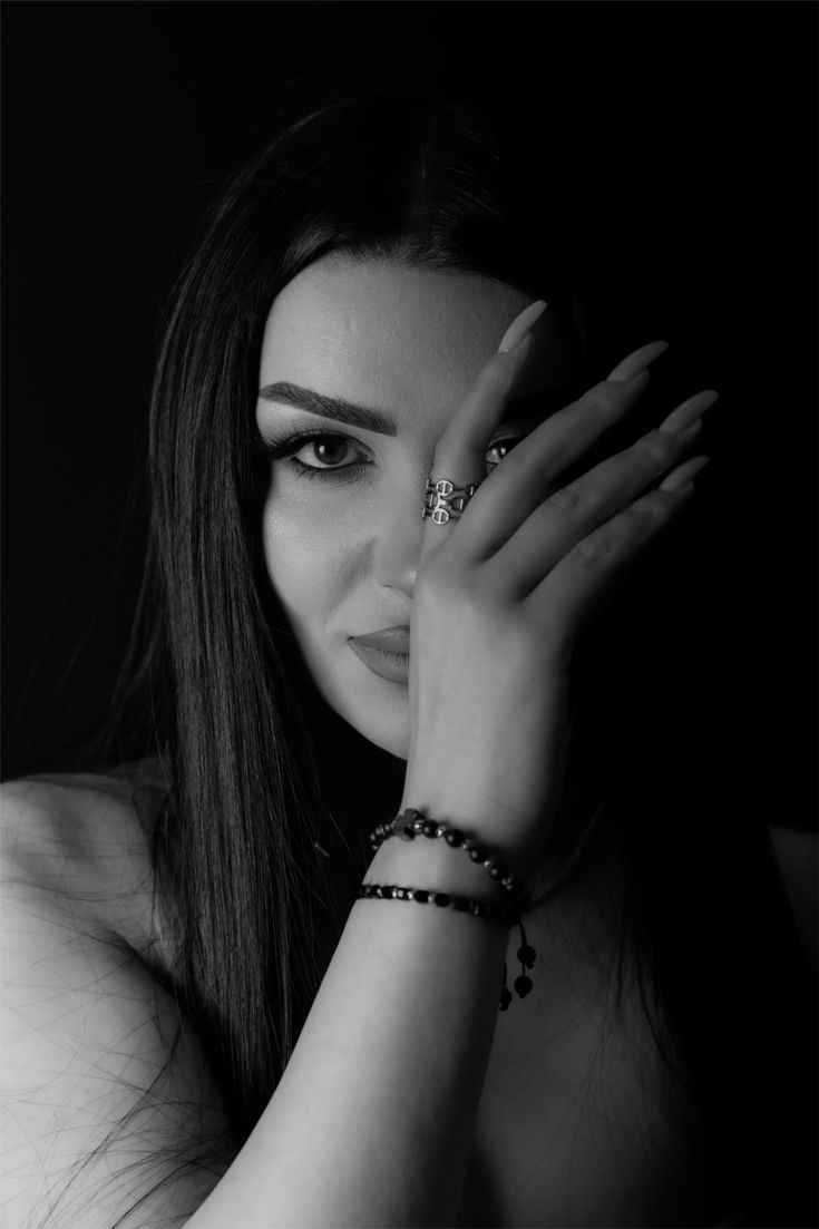 تكاثفت كلمات العشق على شفتي 
اليك قطافها الشهد ..

#الخُلــــــُــــــــود