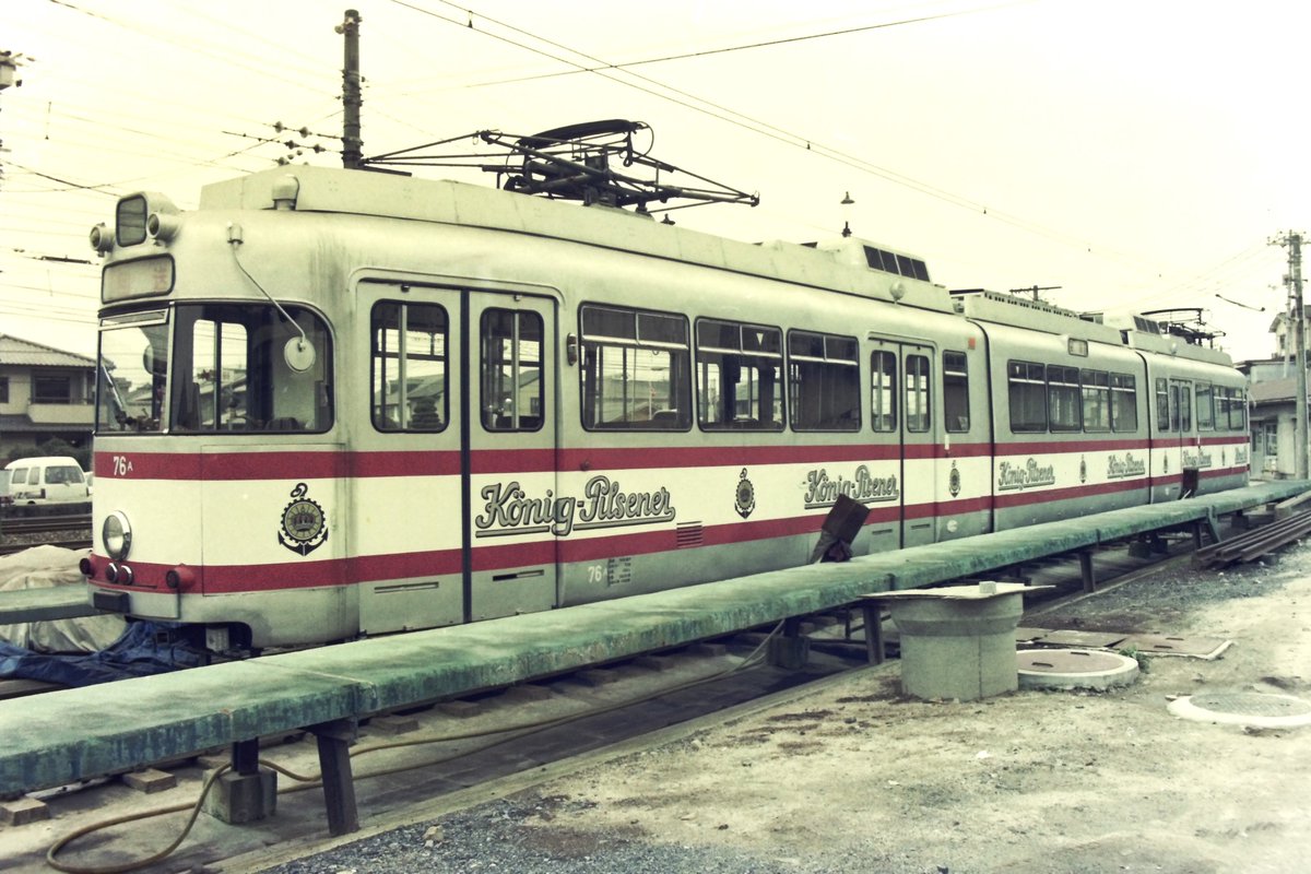 1985年頃、広島電鉄荒手車庫で休む70形電車です。 1981年に西独