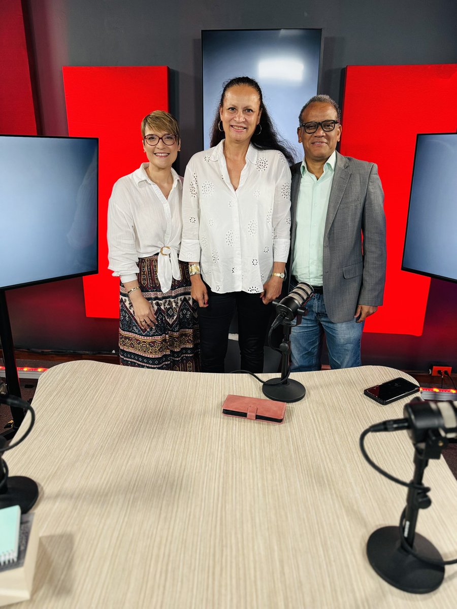 🙋🏼‍♀️ Esta semana: Catherine Pélage 
Université d’Orléans (Francia)

Profesora titular en literatura e historia de América Latina en la Universidad de Orléans (Francia). Se  doctoró en la Sorbona con su tesis “Marginación y transgresión en las obras de escritoras chilenas del siglo