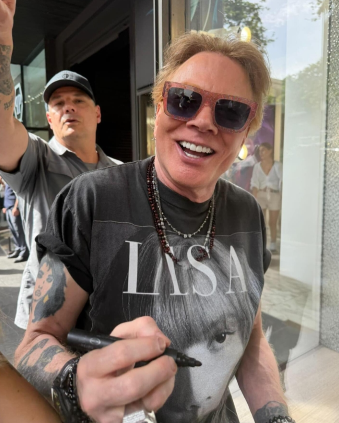 👨🏼‍🎤Axl Rose (Guns N' Roses) apareceu vestindo uma camisa da LISA.