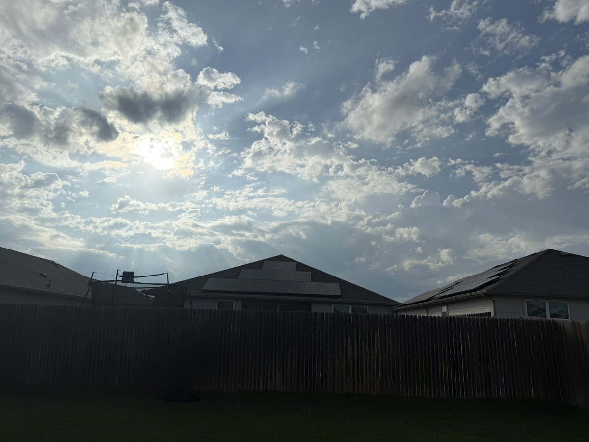lopez_seba76118's tweet image. Seen from Hornsby bend clouds from the storms In Gillespie county