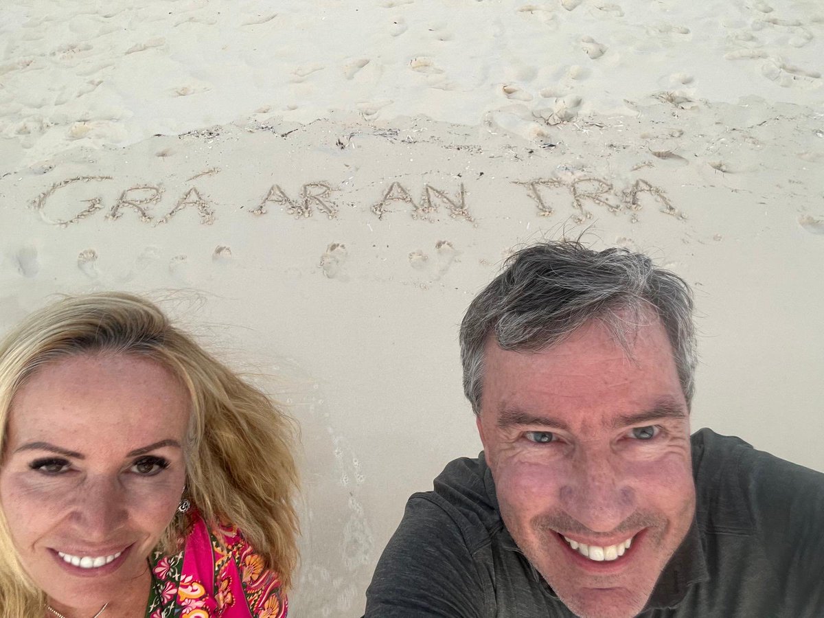 Mise agus mo bhean i dTurcs agus Caicos. Aimsir álainn, bia den scoth agus daoine áille. ❤️