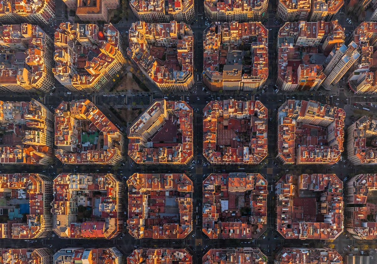 Cobylefko's tweet photo. Urban planning is as easy as this:

▪️Rational network of well-connected (narrow) streets
▪️City / State provide the lines, allow many thousands to color them in
▪️Build at a human scale
▪️Plant a lot of  trees
▪️Leave room for parks and monuments
▪️Many doors, mix of uses https://t.co/QHEIHAQf9H
