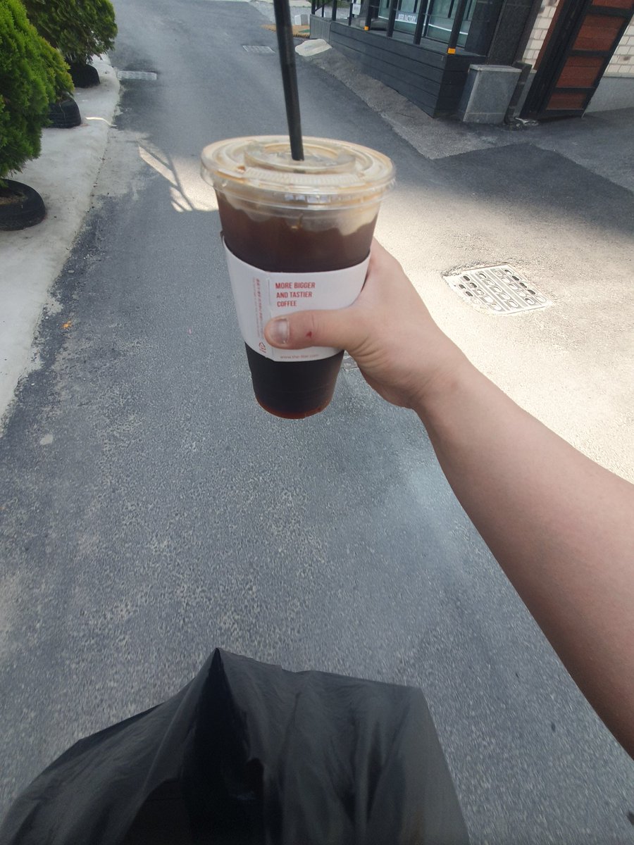 아침부터 목욕탕 에서 찜질 사우나!!  다녀왔다가~~ 

커피한잔!!! 샷추가는 기본!!

개운해