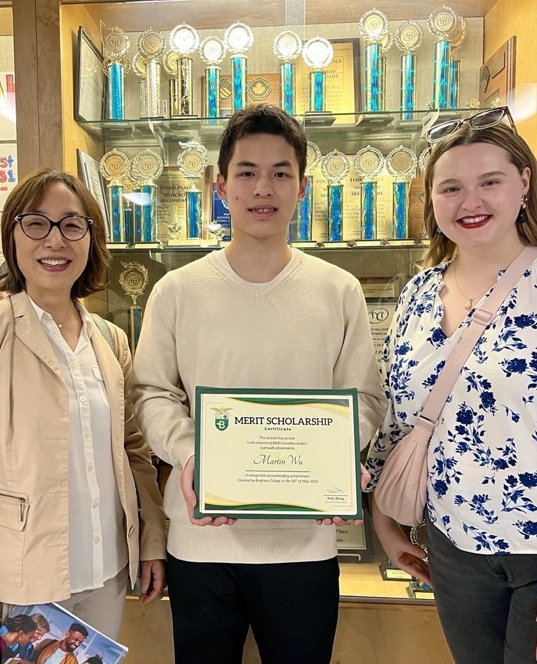 BrightonCol's tweet image. 🎓 This past week, Brighton College had the honour of presenting Moscrop senior Martin Wu with our 💫 Brighton College Merit Scholarship 💫

👏 Congratulations, Martin, on your incredible achievements!