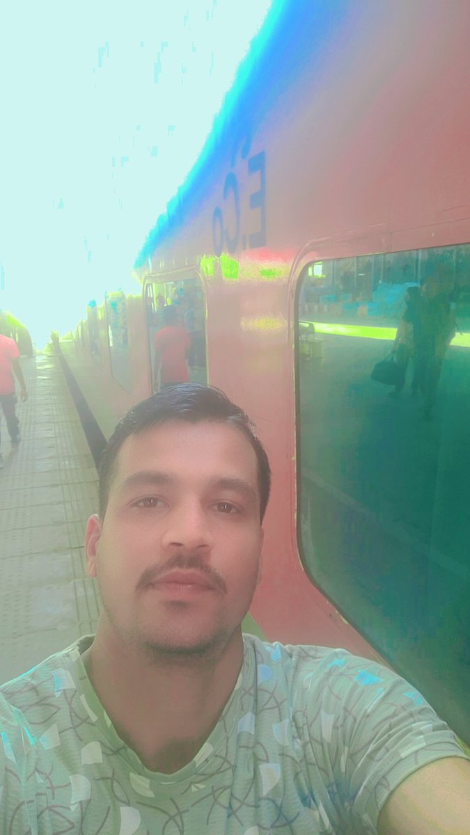 जवानी की ये उम्र अक्सर 
मनपसंद चीज़ों की कुर्बानी मांगती हैं....