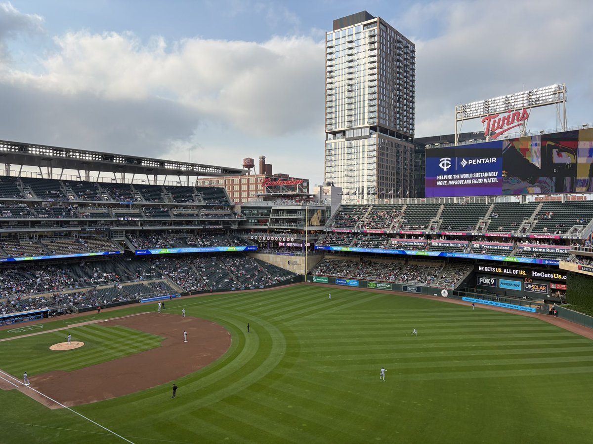 kbewl's tweet photo. Full house here tonight. 🫣@Twins https://t.co/VziDzvR7JC