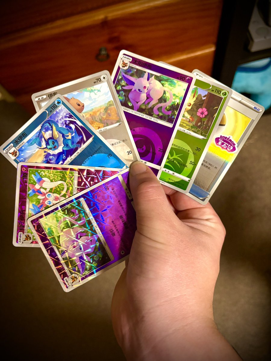 QuickFlow_CS's tweet image. 🇨🇳 Leafeon from China has landed!
🍃Also got a bunch of free cards! Binder be looking so good now tho
#PokemonTCG #Leafeon #cardcollector