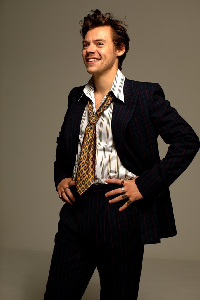 HS4LiveHQ's tweet image. Personal opinion, but I think Harry will re-explore this vibe for the upcoming era.
Big suits and ties. This vibe from the Fine Line era before COVID hit was kind of never seen again as he focused on outfits similar to the album cover for the first leg of the tour.
Thoughts?
