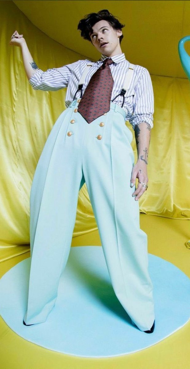 HS4LiveHQ's tweet image. Personal opinion, but I think Harry will re-explore this vibe for the upcoming era.
Big suits and ties. This vibe from the Fine Line era before COVID hit was kind of never seen again as he focused on outfits similar to the album cover for the first leg of the tour.
Thoughts?