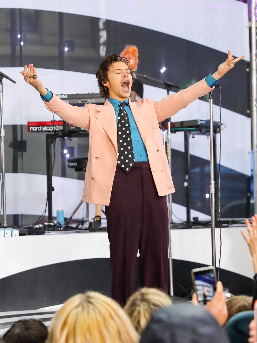 HS4LiveHQ's tweet image. Personal opinion, but I think Harry will re-explore this vibe for the upcoming era.
Big suits and ties. This vibe from the Fine Line era before COVID hit was kind of never seen again as he focused on outfits similar to the album cover for the first leg of the tour.
Thoughts?