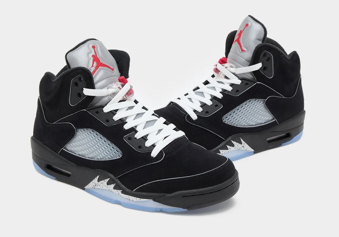 JustFreshKicks tweet media