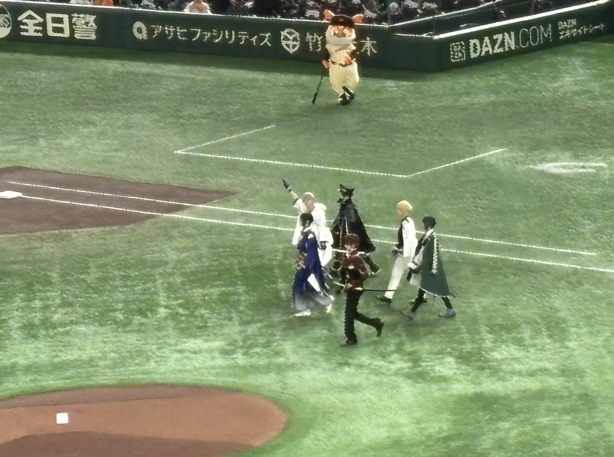 先日息子と東京ドームで刀ミュ×ジャイアンツのコラボナイター観戦してきました！ ⚾️息子は初めてプロ野球観戦だったのですが凄く楽しかったみたいで球場グルメを楽しみつつ最後まで応援しました📣
刀剣男士6振り同時ファーストピッチ、キャストさん達皆元野球少年だから凄く微笑ましかった🥺