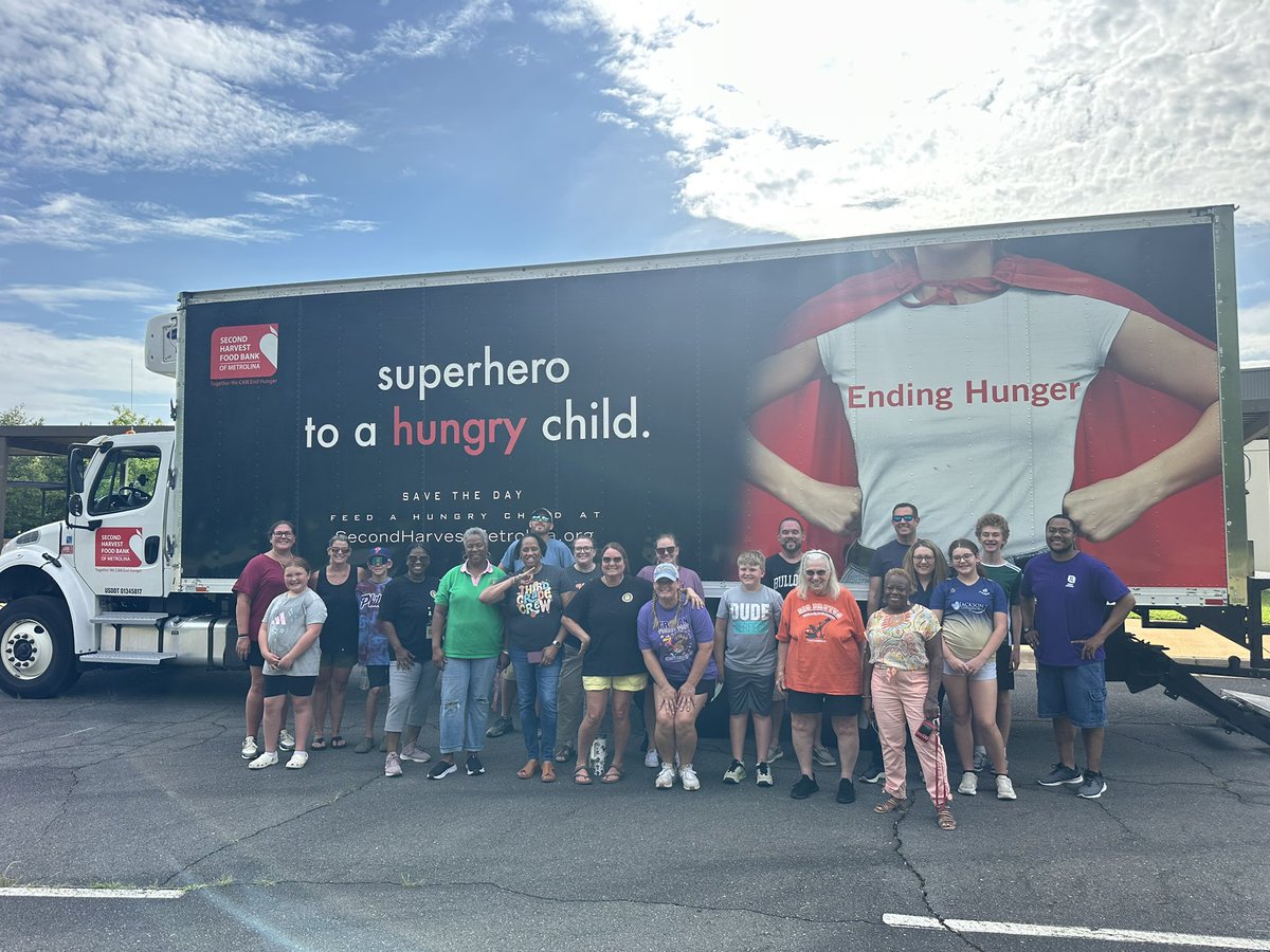 Rock Hill Schools &amp; Second Harvest are teaming up for free mobile food pantries this summer! 🍎🚗 Just drive up, pop your trunk, and we'll load groceries for families in need.
📍 Upcoming (5-6 PM):
June 12: Belleview
June 17: Richmond Drive
July 17: Lesslie
#CommunitySupport
