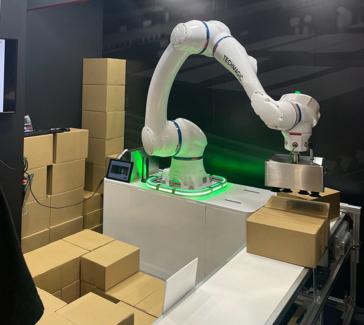 shirakiyuji1's tweet image. FOOMA JAPAN 2025（会期：〜6月13日）において開催された「第4回 FOOMAアワード2025」に、当社の炒め調理ロボット 〈I-Robo 2〉 がノミネートされ、優秀賞を受賞いたしました。
今年の FOOMA には過去最多となる 約1,200社…