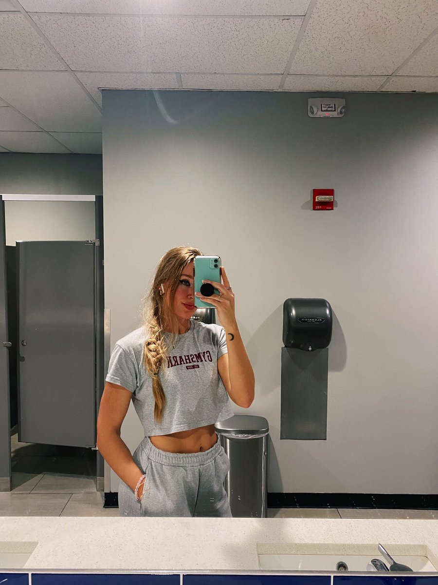 abromleyy's tweet photo. Cozy gym fit with this weather today 🩶 https://t.co/4YTSWLYwhC