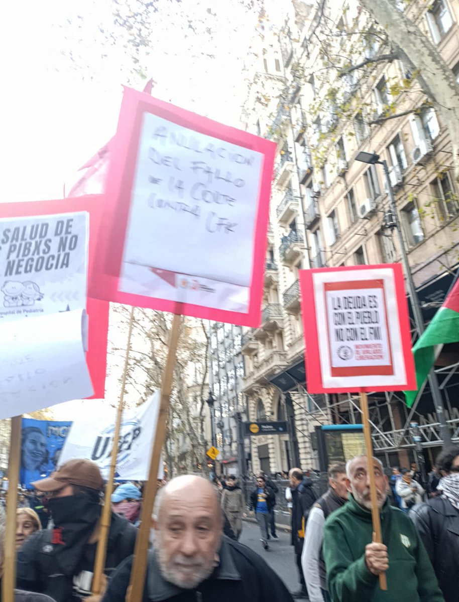 pcaarg's tweet photo. ¡Ni un minuto de tregua!

✊ De la mano de lxs jubiladxs hoy volvimos a estar en la calle uniendo sus reclamos con la defensa del Garrahan y exigiendo la anulación del fallo proscriptivo contra @CFKArgentina en una marcha de Congreso a Plaza de Mayo. https://t.co/B4IHE7ELcA
