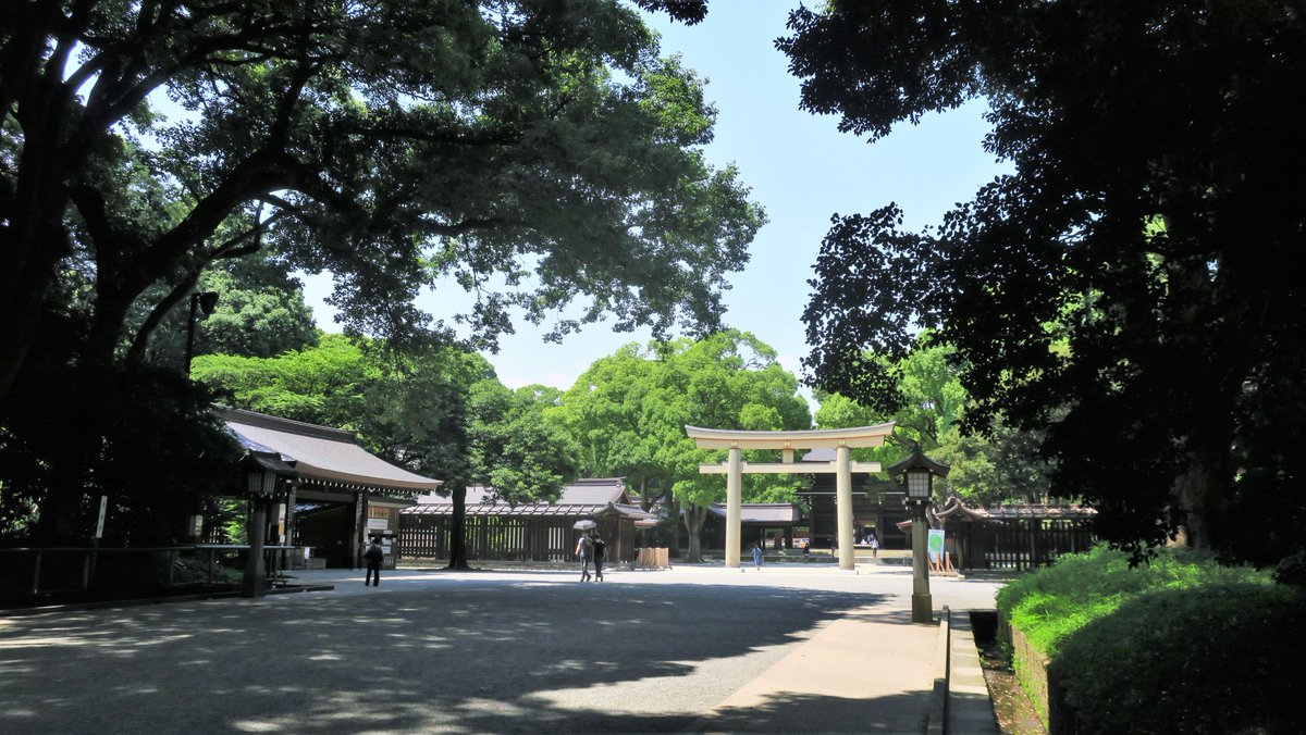 Tokyonobo's tweet photo. Shrines are for Shinto and temples are for Buddhism. Japan's indigenous religion Shinto is originating from the nonliterate Jomon period. So, it has no founder and no scripture. A shrine always has a torii gate, but a temple does not. This is the simplest visual difference. https://t.co/gXW2NWNcUi