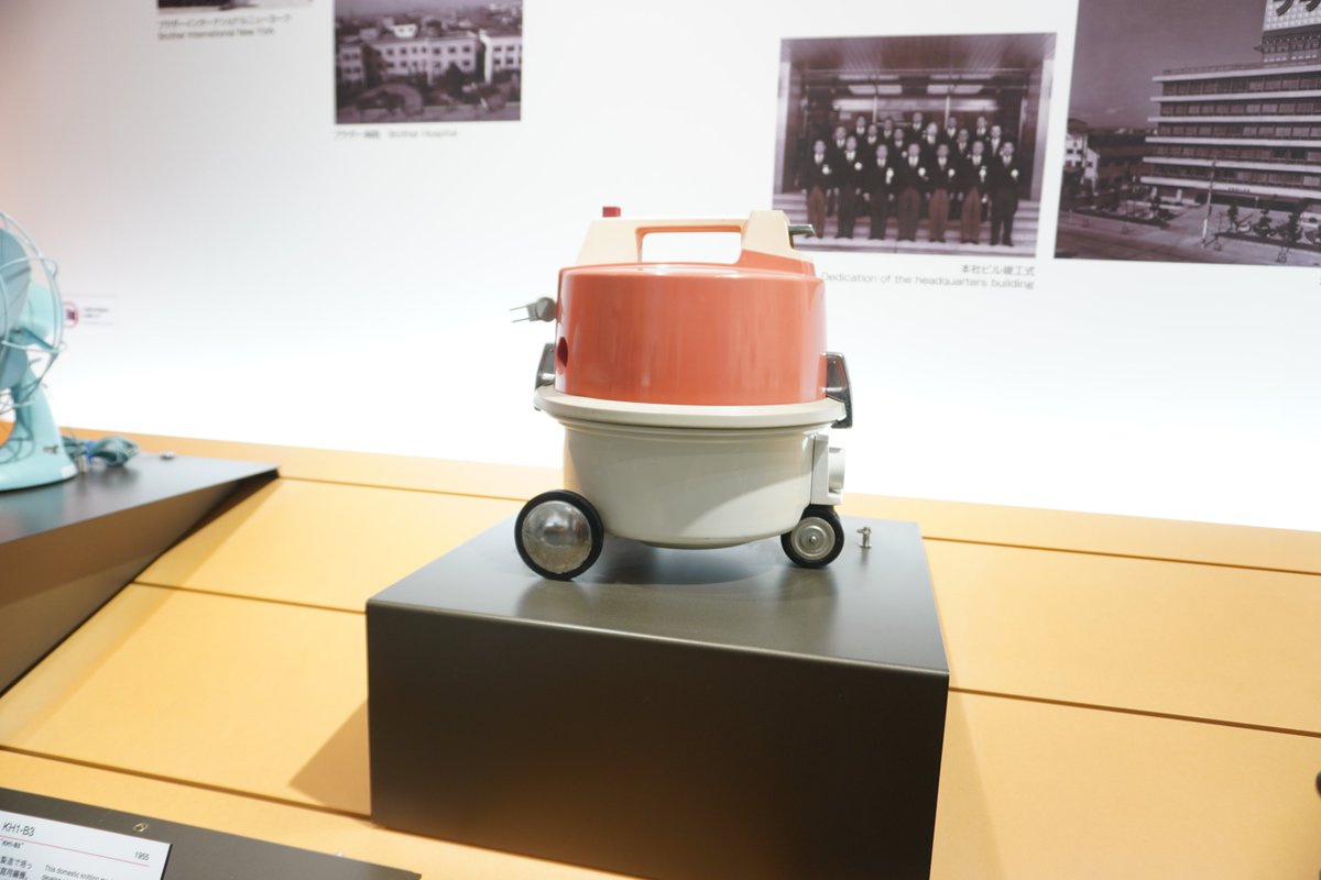 炊飯器のような形をしたこの機械? 実は…、 ブラザーが1963年に作った 