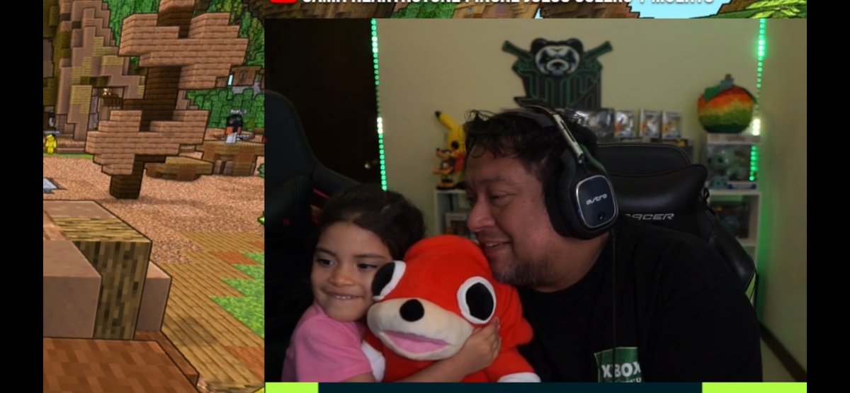 luisa_ferr_'s tweet image. La Lulú no quiso ir al parque por quedarse viendo a su papá jugar minecraft en el evento del Mariana, junto con su ratita Zilverk❤️ @mymtumtum