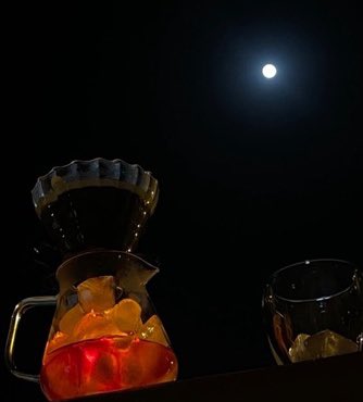 تباريح ليل البعد .. فنجالها مشروب
لكن الجروح اللي من يدينك بتبرا ؟

أحبك مع ان الحب جرح وبكى وذنوب 
وصمتٍ تسولفه الليالي على القمرا