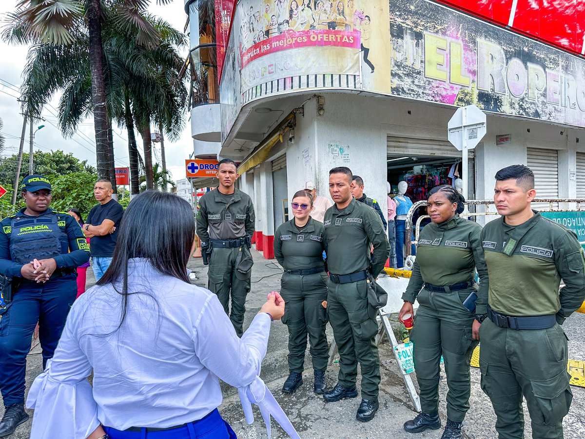 Sandra Velasquez (@svelasquezcali) on Twitter photo Acompañando a nuestra <a href="/PoliciaColombia/">Policía de Colombia</a> <a href="/PoliciaCali/">Policía Metropolitana Santiago de Cali</a> vinimos a la estación de los mangos.
Nuestros valientes no están solos. Gracias por dedicar sus horas, al cuidado de la vida. Acompañando a nuestra <a href="/PoliciaColombia/">Policía de Colombia</a> <a href="/PoliciaCali/">Policía Metropolitana Santiago de Cali</a> vinimos a la estación de los mangos.
Nuestros valientes no están solos. Gracias por dedicar sus horas, al cuidado de la vida.