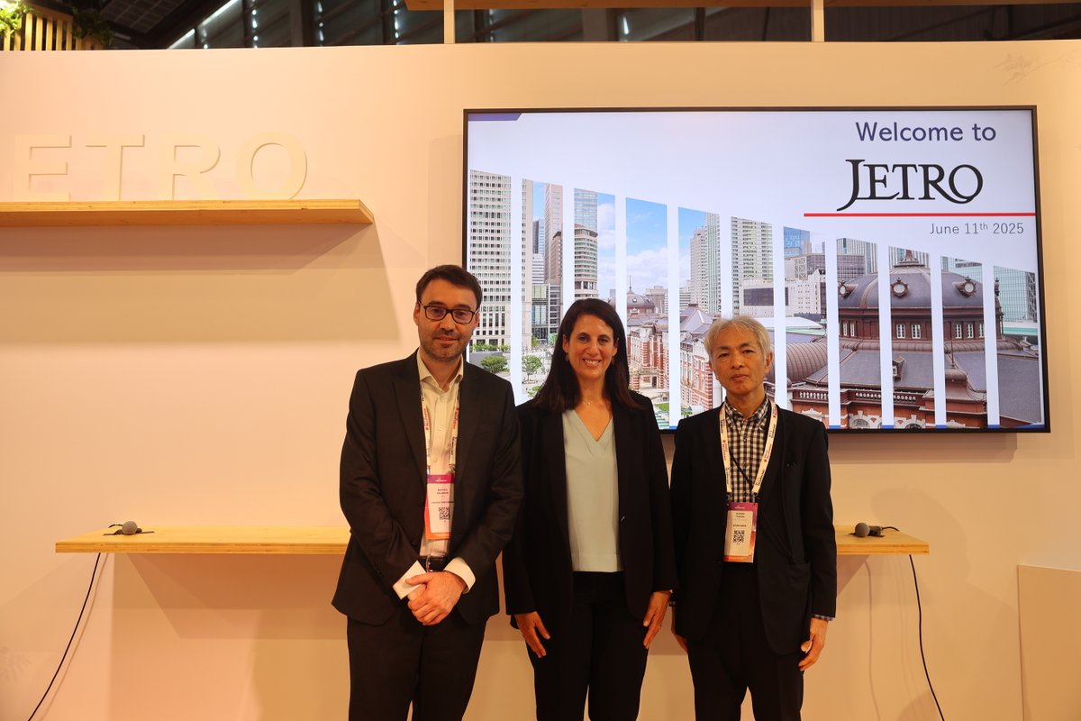 ChooseParisReg's tweet image. 🇫🇷🇯🇵 #VivaTech @ADublanche a visité le pavillon du Japon et a échangé avec M. Tamura, Directeur Général de @JETRO_jgc
Le Japon est un acteur clé de l’innovation mondiale :
👉 3ème + grande économie mondiale
👉 Leader mondial en robotique, IA et Deep Tech
