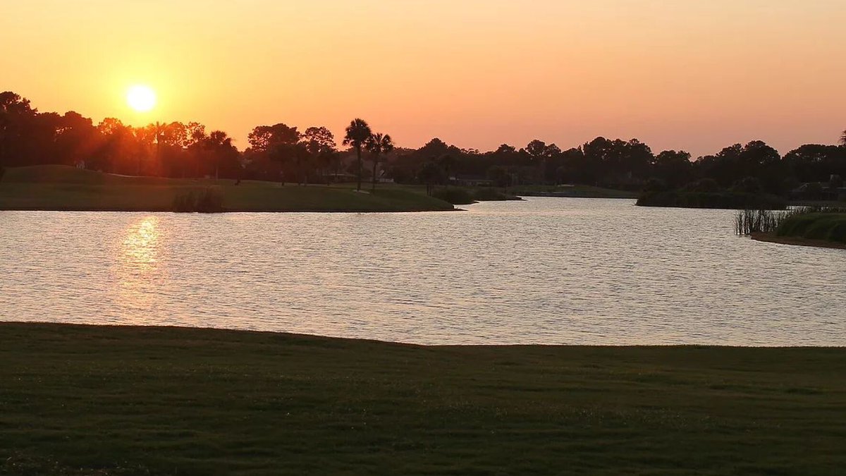 The kind of view that makes you want to book another tee time.
 Sunset scenes at Golf Hammock never disappoint.

#citrusgolftrail #floridagolf #visitsebring #golfhammock